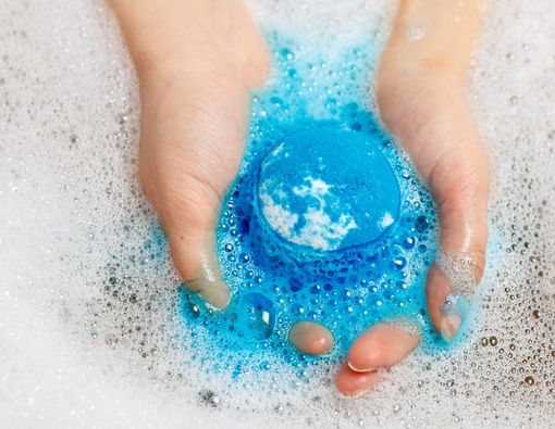 Berendam Pakai Bath Bomb, Amankah untuk Kesehatan Kulit?
