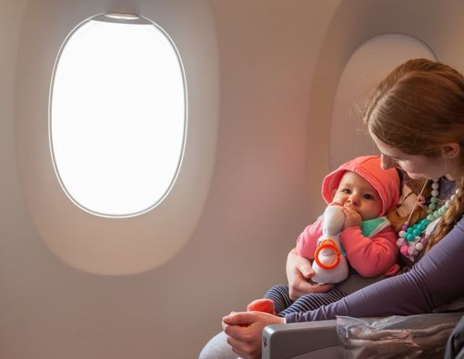 Trik Atasi Anak Nangis Saat di Pesawat