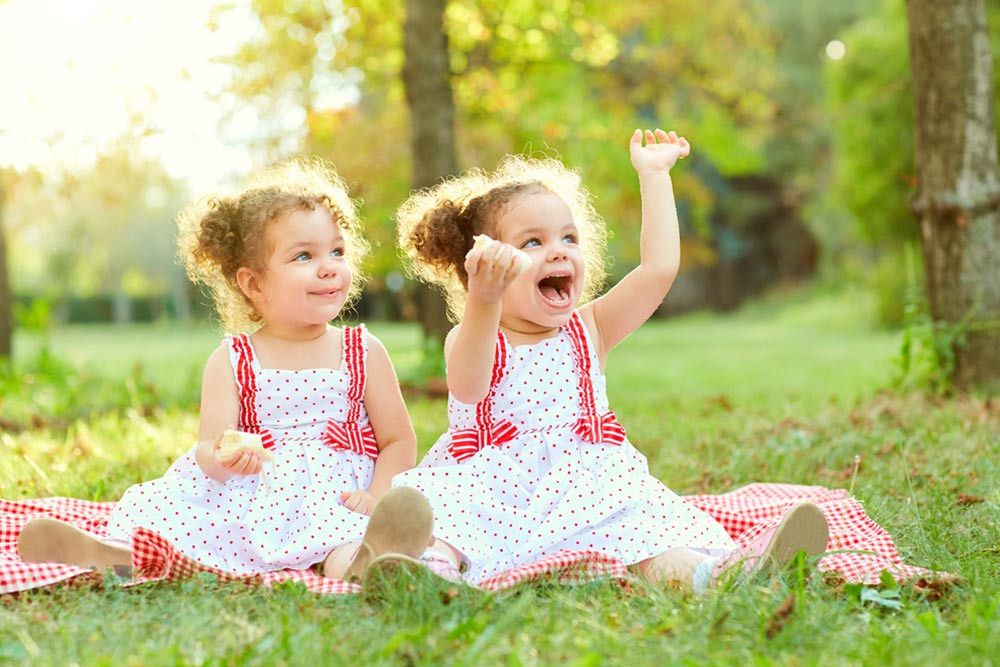 Apakah Penyakit Anak Kembar Selalu Sama? (Studio Romantic/Shutterstock)