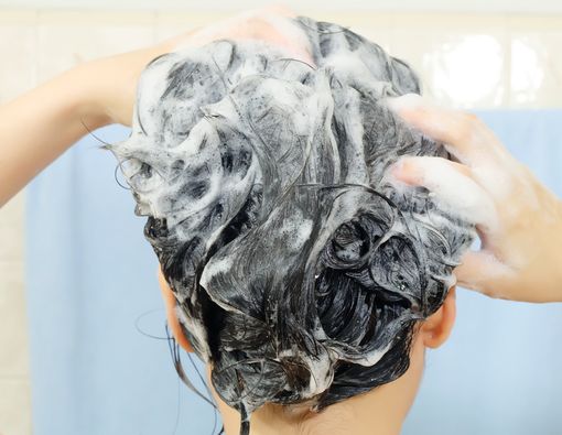 Sering Cuci Rambut Picu Menopause Dini, Mitos atau Fakta?
