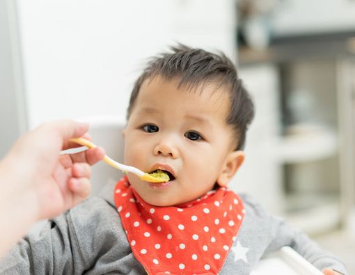 Pola Makan MPASI Sesuai Tahapan Usia si Kecil