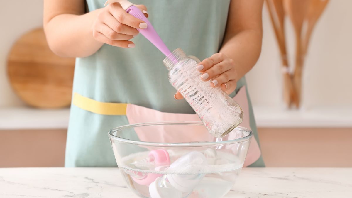 Bolehkah Mencuci Botol dan Peralatan Bayi dengan Air Panas?