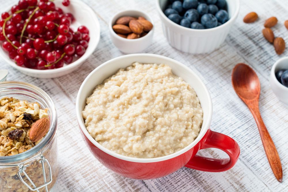4 Alasan Mengapa Anda Perlu Makan Oatmeal Setiap Hari (Vladislav-Noseek/Shutterstock)