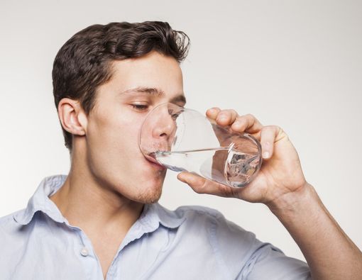 Benarkah Terlalu Banyak Minum Air Membahayakan Kesehatan?