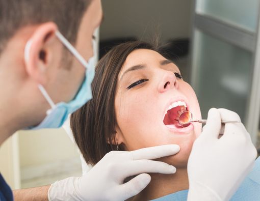 Mengenal Prosedur Implan Gigi dan Cara Merawatnya