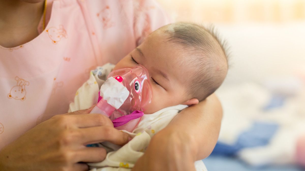 Posisi Tidur yang Tepat untuk Bayi yang Sakit Pneumonia