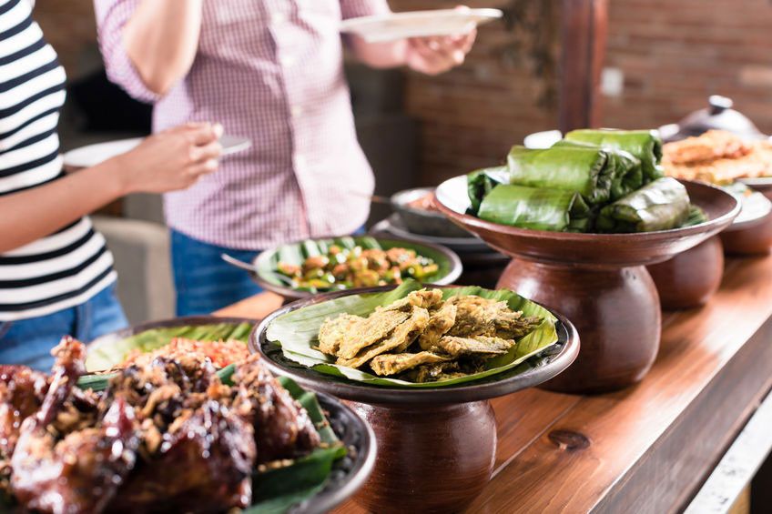 Ini Bahaya Makan Terlalu Banyak Saat Berbuka Puasa