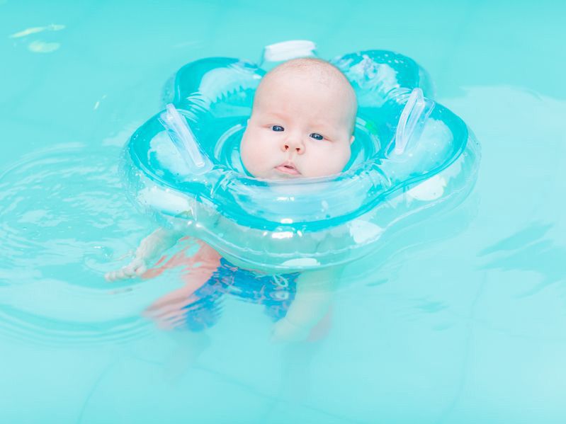 Bahaya Penggunaan Pelampung Leher pada Bayi Saat Berenang