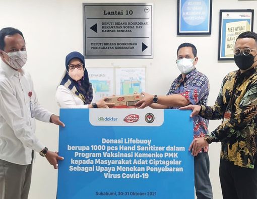 Klikdokter Bersama Lifebuoy Donasi Hand Sanitizer di Banten Kidul