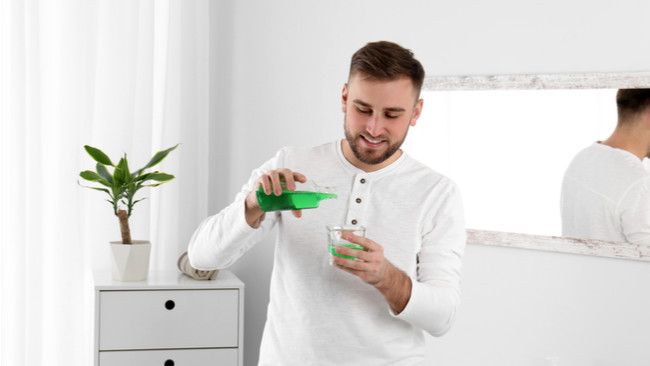 Sering Pakai Mouthwash Picu Radang Tenggorokan?