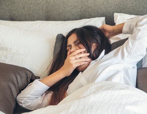 Sering Terbangun Saat Tidur? Ini Penyebabnya