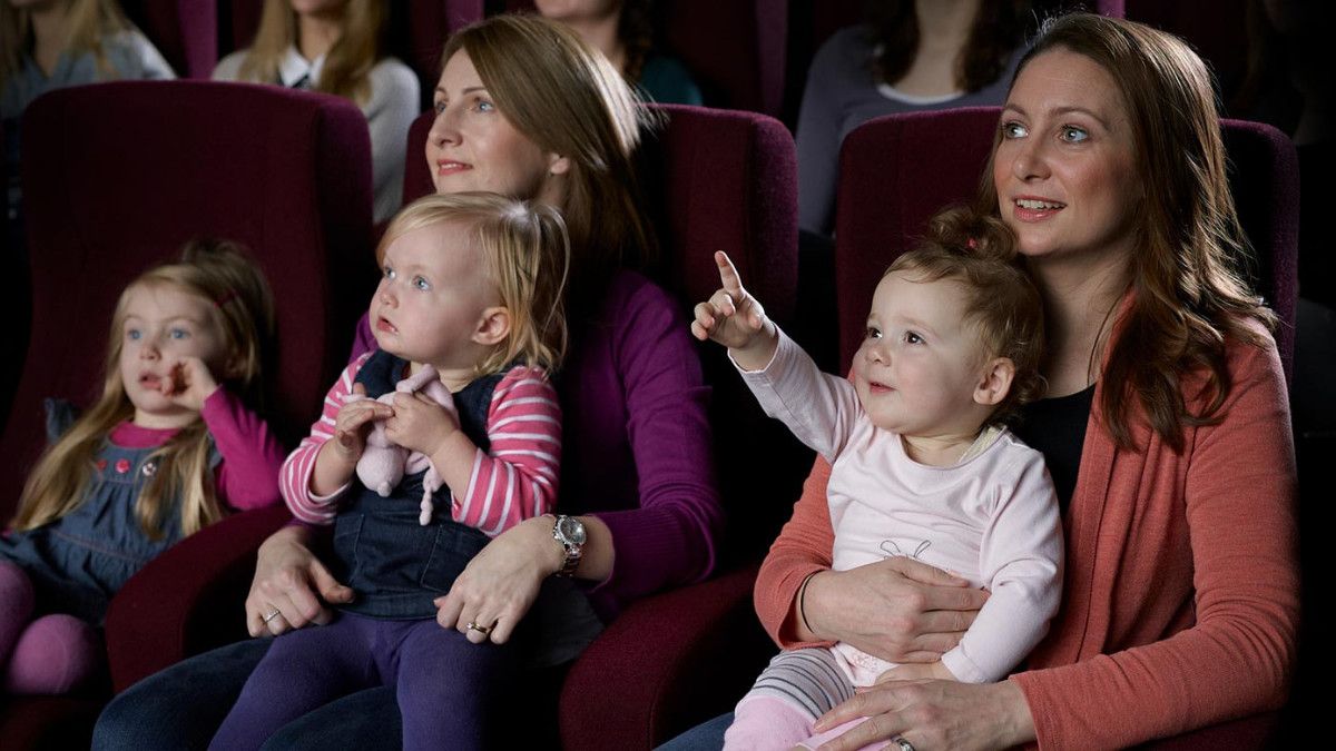 Jangan Membawa Bayi Nonton di Bioskop! Ini Efeknya  secara Medis