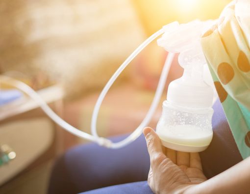 Benarkah Puting Bisa Bocor Gara-gara Salah Memerah ASI?