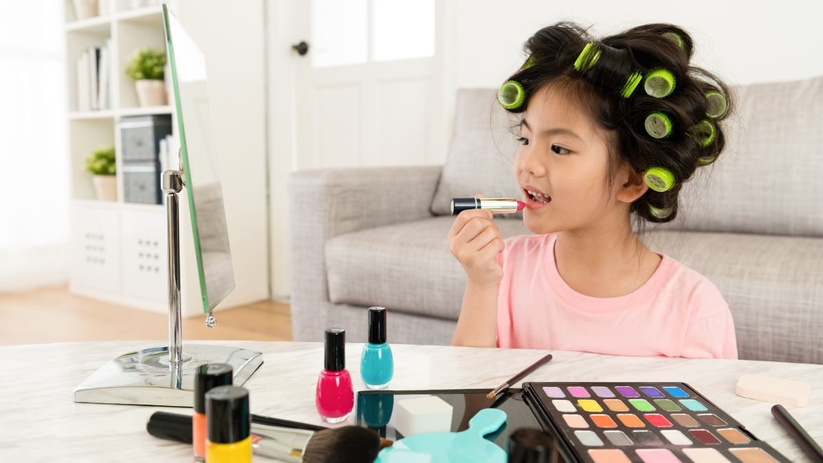 5 Cara Menyikapi Anak Kecil yang Suka Dandan
