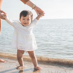 10 Cara Efektif Mengajari Anak yang Takut Berjalan