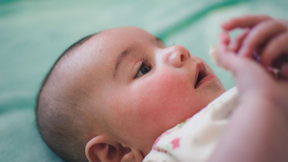 Menggunting Bulu Mata Bayi Agar Lentik, Efektif atau Berbahaya?