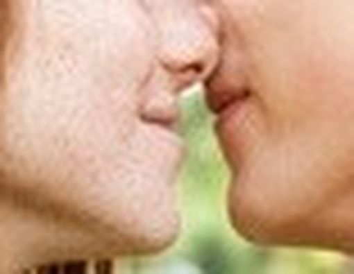 Hati-Hati, Ciuman Bisa Menularkan Herpes!