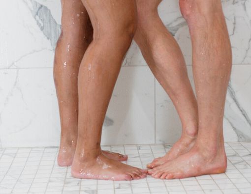 Patut Dicoba, Mandi Bersama Pasangan Bikin Tambah Intim dan Romantis!