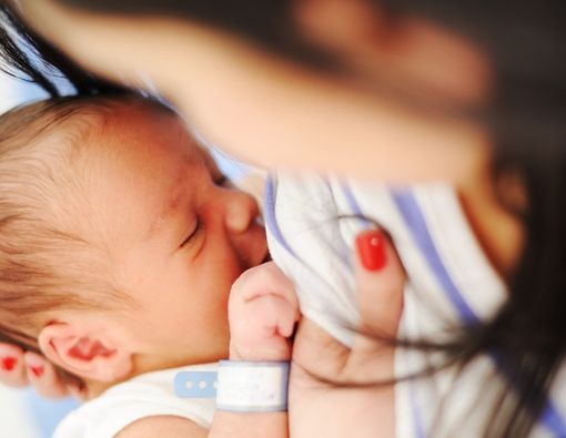 Perut Bayi Bunyi Saat Menyusu, Apa Penyebabnya?