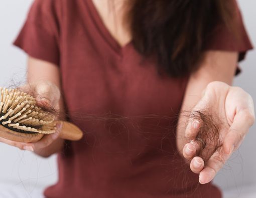 Kebiasaan yang Bikin Rambut Rontok