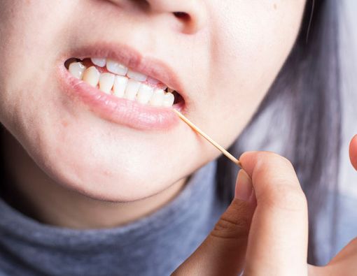 Bahaya Terlalu Sering Menggunakan Tusuk Gigi