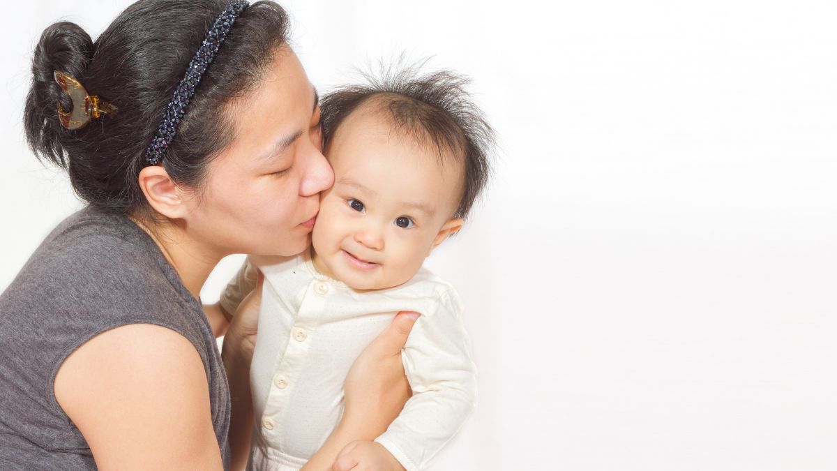 10 Bahaya yang Mengintai Akibat Sering Mencium Bayi