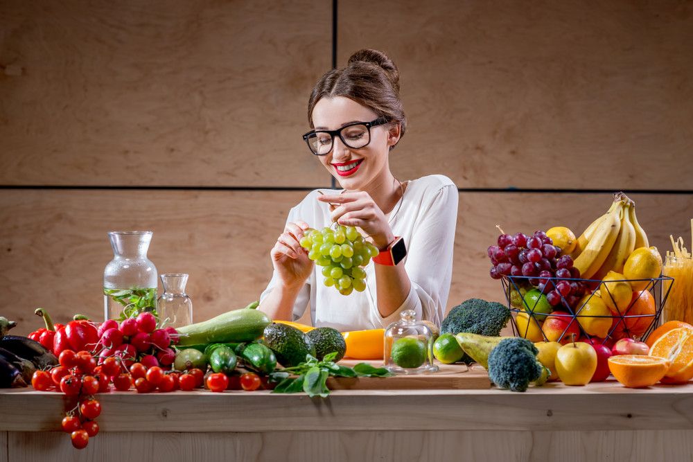 Kebanyakan Makan Buah, Apa Bahayanya? (RossHelen/Shutterstock)