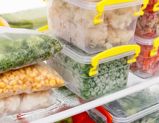 Pasar Jadi Tempat Penyebaran COVID-19, Amankah Konsumsi Sayur Beku?