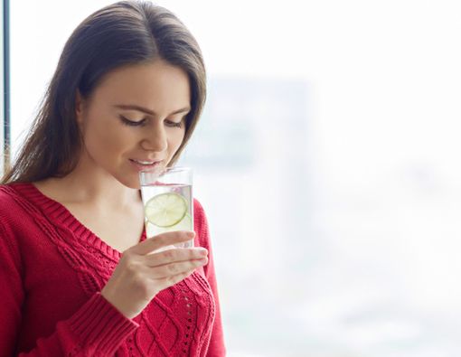 Berbagai Manfaat Air Lemon untuk Ibu Menyusui