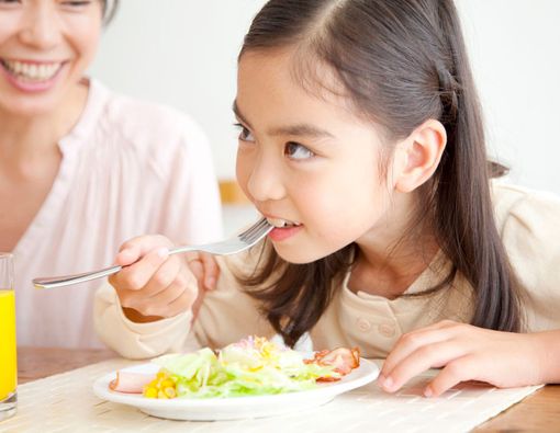 4 Kebiasaan Makan Sehat Anak yang Bisa Anda Contoh