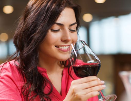 Benarkah Minum Anggur Merah Bikin Pencernaan Sehat?