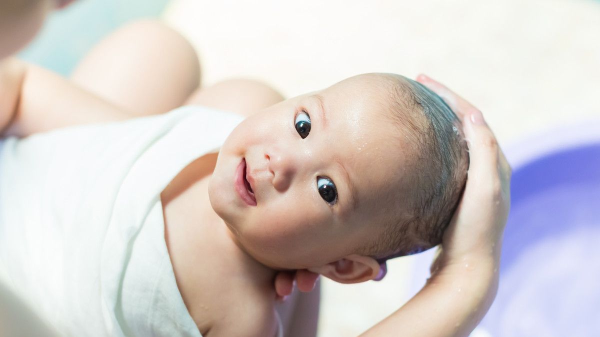Membersihkan Rambut Bayi, Kapan dan Bagaimana Caranya?