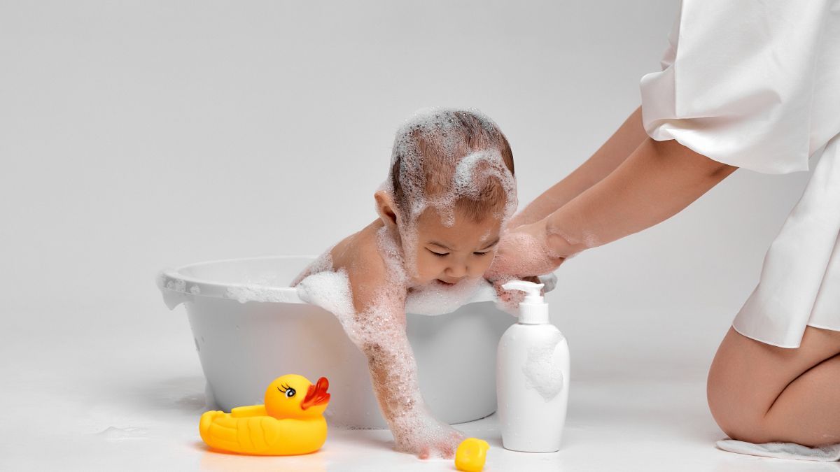 8 Cara Mengatasi Kulit Bayi Kering Hingga Mengelupas