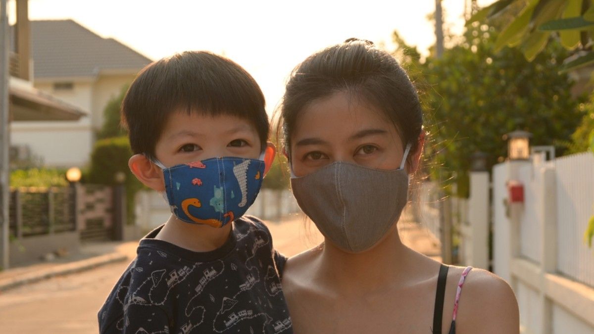 Pemerintah Wajibkan Masyarakat Pakai Masker Kain saat Keluar Rumah!