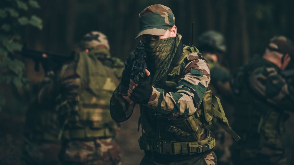 Fantasi dan Obsesi 'Men in Uniform', Ketika Wanita Tertarik dengan Pria Berseragam