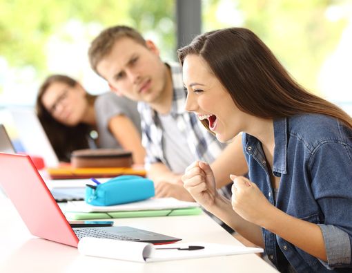 Ini Cara Bahagia meski Dikelilingi Orang-Orang Negatif