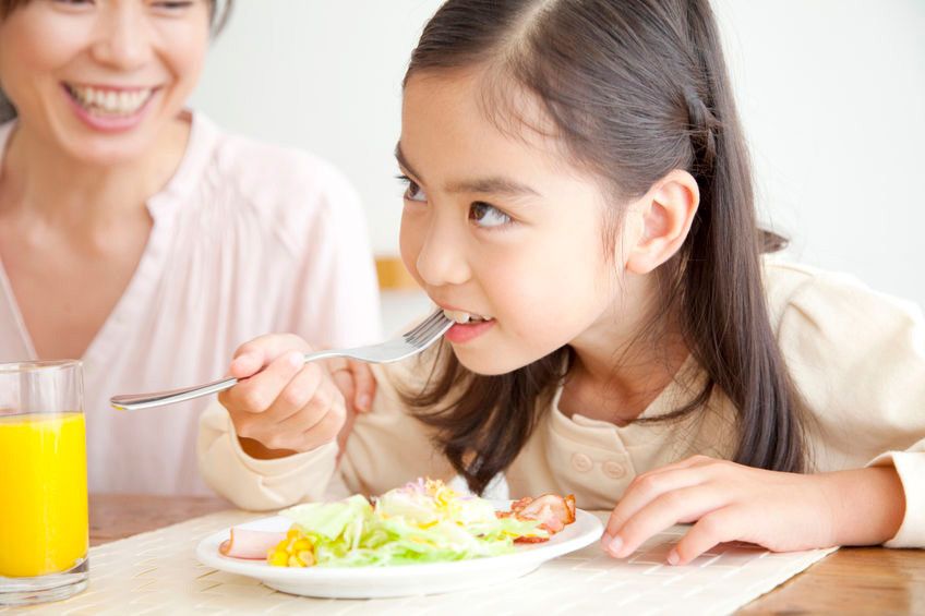 4 Kebiasaan Makan Sehat Anak yang Bisa Anda Contoh