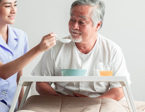 Tips Memenuhi Asupan Makanan pada Penderita Stroke