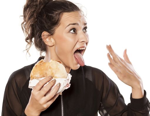 Lidah Terbakar karena Makanan Panas? Atasi dengan Cara Ini