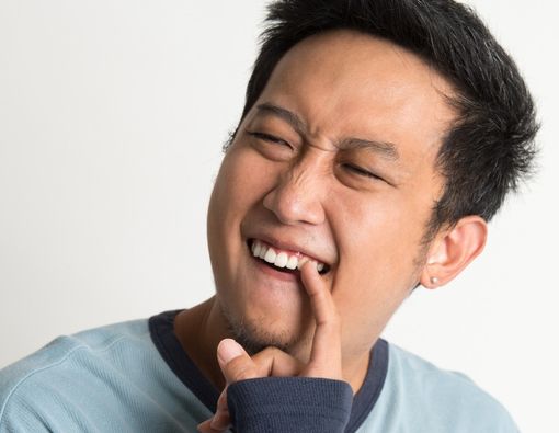 Cara Mengatasi Makanan Tersangkut di Gigi