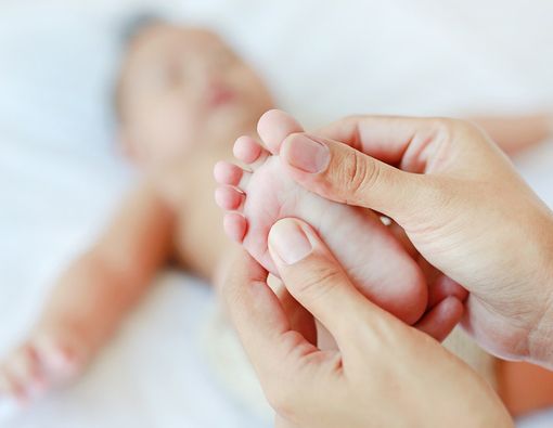 Lebih Optimal Manfaatnya, Gunakan Ini Saat Memijat Bayi