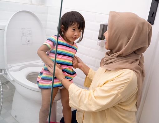 Cara Melatih Anak untuk Lepas Popok dan Beralih ke Buang Air di Toilet