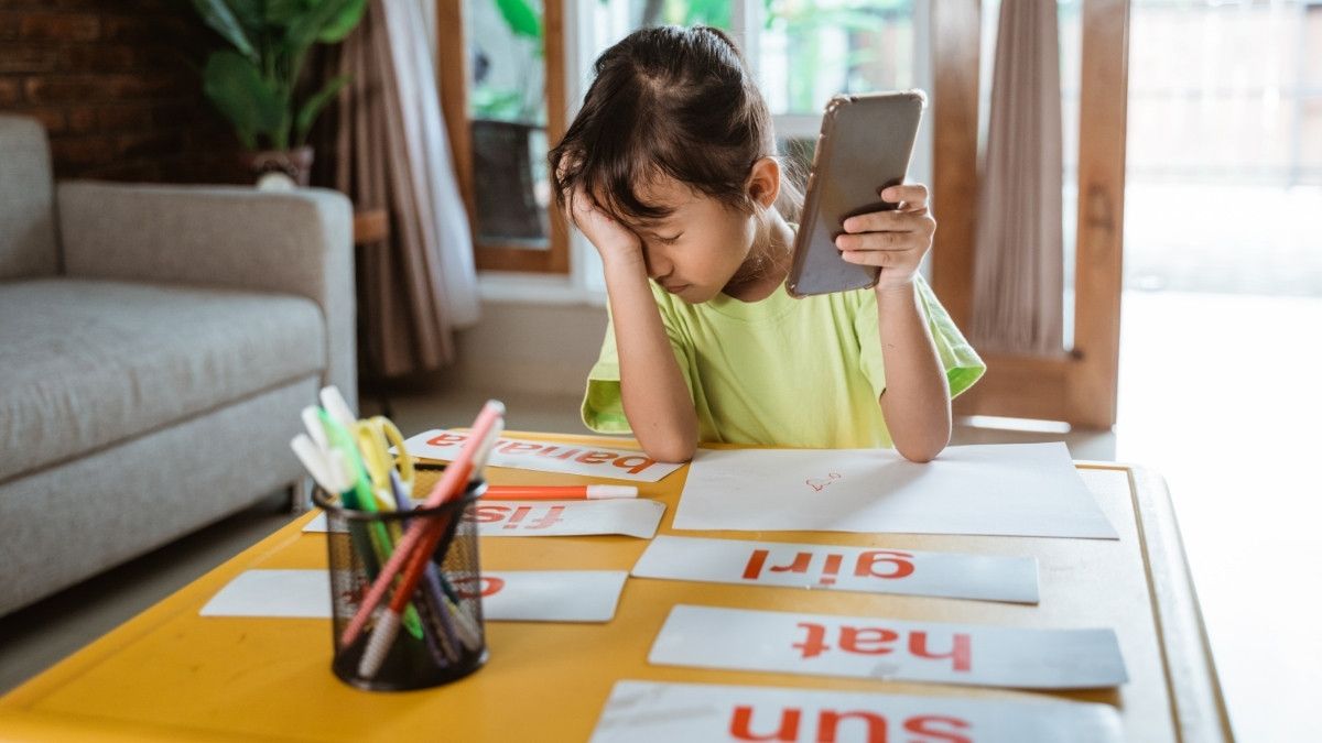 Anak Menangis Saat Belajar Online, Bunda Coba Lakukan Ini
