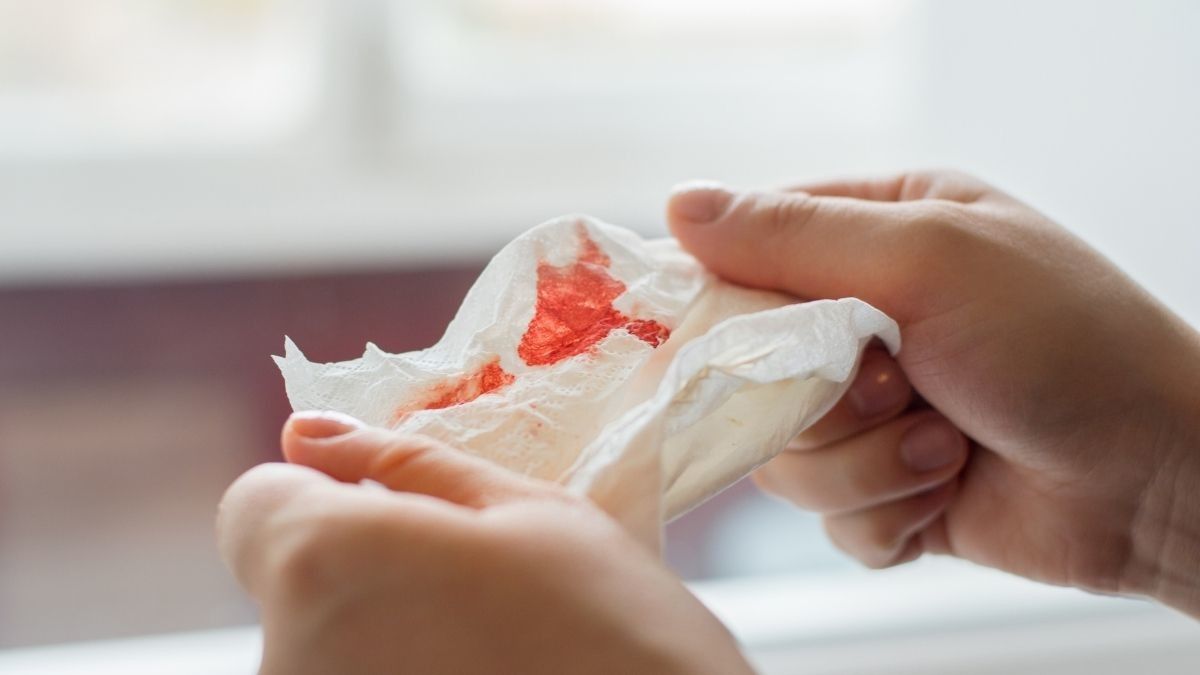 Ini Beda Muntah Darah dan Batuk Darah