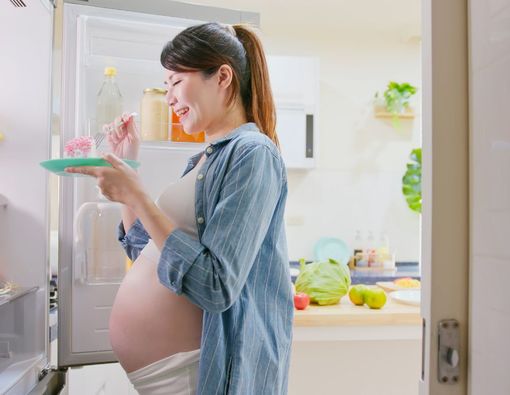 12 Makanan dan Minuman Pantangan untuk Ibu Hamil