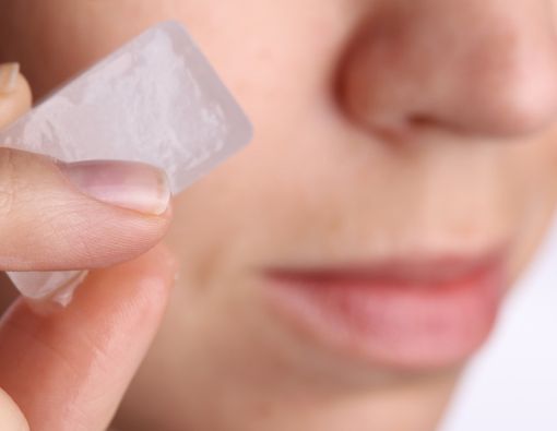 Mengoleskan Es Batu ke Cacar Air Lebih Baik Daripada Menggaruk!