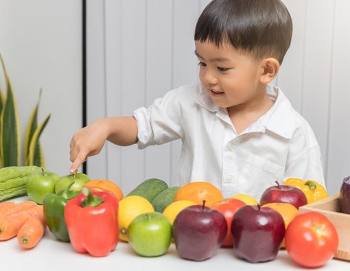 Ilustrasi anak-anak sedang makan makanan sehat dengan gembira