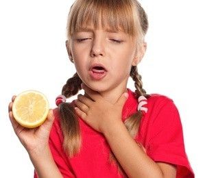 Makanan &amp; Minuman yang Sering Menyebabkan Sakit Tenggorokan