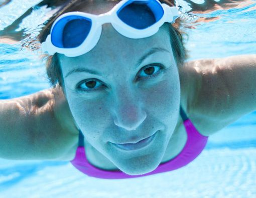 Mata Merah usai Berenang, Bahayakah?