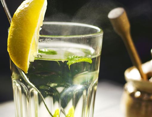 Kenapa Saat Bangun Tidur Sebaiknya Mengonsumsi Air Hangat?